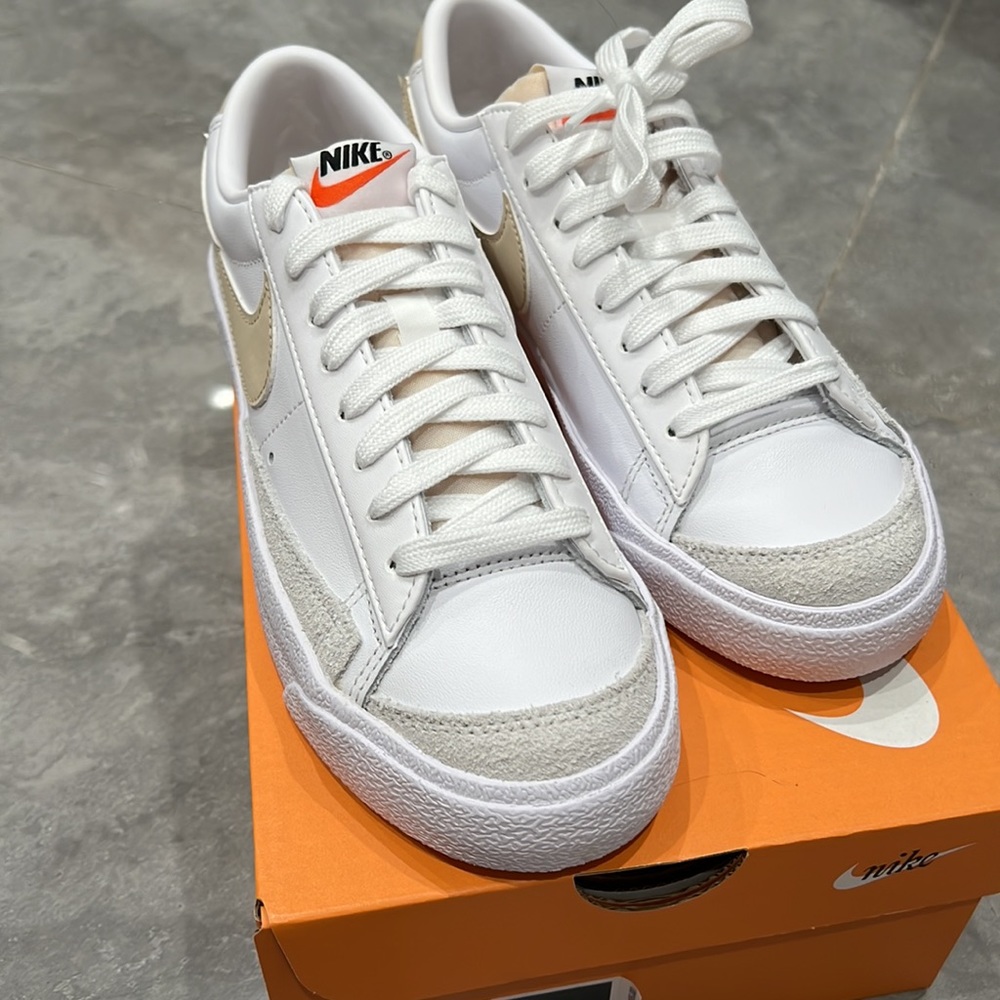 NWB Nike women blazer low ‘77 white/ rattan pale coral size 6.5 - Picture 4 of 9